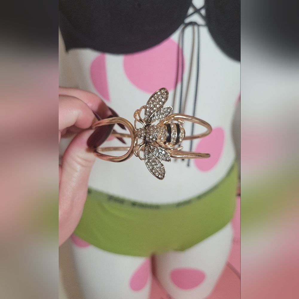 New Gold Bee Statement Braclet - image 7